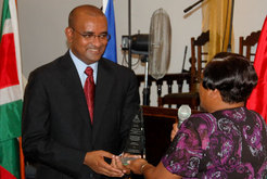 GuyanaPresident Presidente de Guyana, Bharrat Jagdeo, aceptó un premio de la Iglesia Adventista del Séptimo Día en el mismo país por elevar la población guyanesa. Durante su discurso en la sesión de la Conferencia de Guyana de la Iglesia Adventista, el pasado 25 de mayo, Jagdeo comentó el impacto que realiza la iglesia en la comunidad. Foto: Cortesía de la Conferencia de la Iglesia Adventista en Guyana.