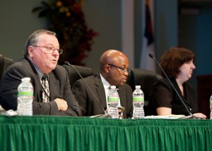schoun-chair-web Ben Schoun, uno de los vicepresidentes de la Iglesia Adventista mundial (izquierda) preside la sesión del miércoles 17 de octubre por la mañana, en el que los delegados al Concilio Anual analizaron los cambios propuestos a las declaraciones de la iglesia sobre la homosexualidad. En la plataforma lo acompañaron G. Alexander Bryant, secretario asociado de la iglesia mundial; y Tamara Boward, la secretaria de registros. Foto: Ansel Oliver.