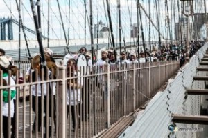 Jóvenes adventistas marchan por el Puente de Brooklyn el pasado sábado 23 de marzo en un llamado a la compasión y a poner fin a la violencia. Foto: Dawn Rodriguez