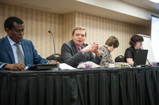 Artur Stele, presidente de la Comisión de Estudio sobre la Teología de la Ordenación de la Iglesia Adventista, se dirige al grupo el pasado 23 de julio cerca de Baltimore (Maryland, Estados Unidos). Ahora que se han expresado todas las opiniones, los miembros tienen que buscar puntos en común sobre el controvertido tema de la ordenación de la mujer. Foto: Ansel Oliver